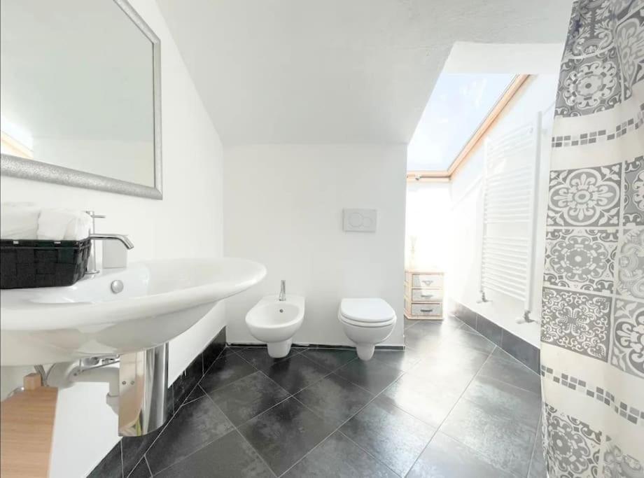 Mansarda Vista Mare A Zinola Apartment Savona Bagian luar foto