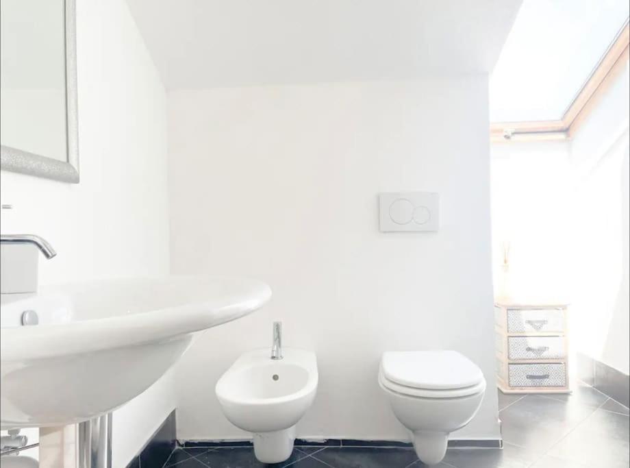Mansarda Vista Mare A Zinola Apartment Savona Bagian luar foto