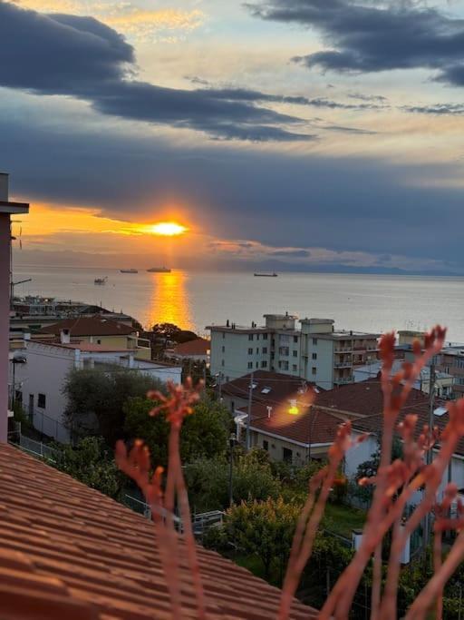 Mansarda Vista Mare A Zinola Apartment Savona Bagian luar foto